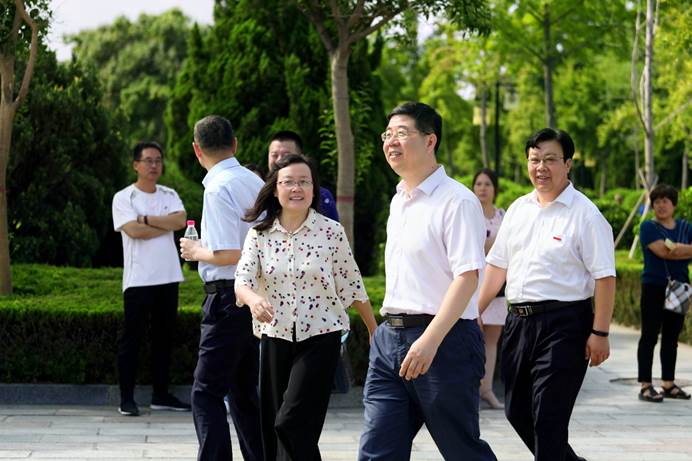 图片包含 树, 人员, 户外, 地面描述已自动生成